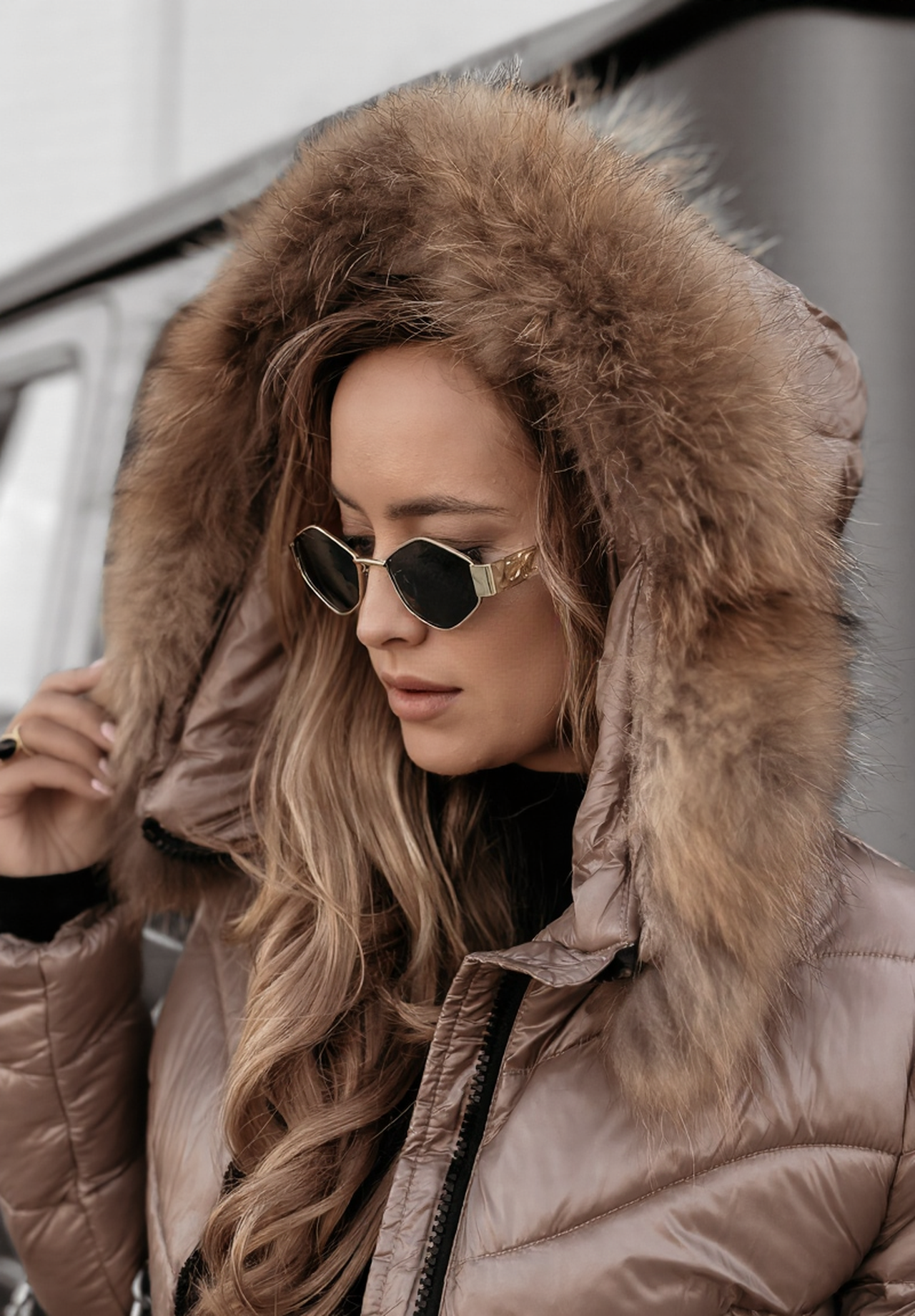 Női középhosszú, steppelt kabát szőrmegallérral