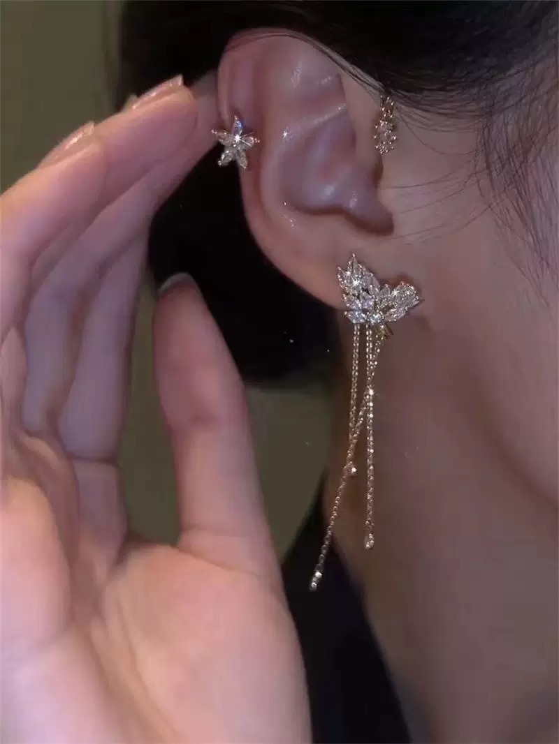 Virágos bojtos gyémánt karika fülbevalók