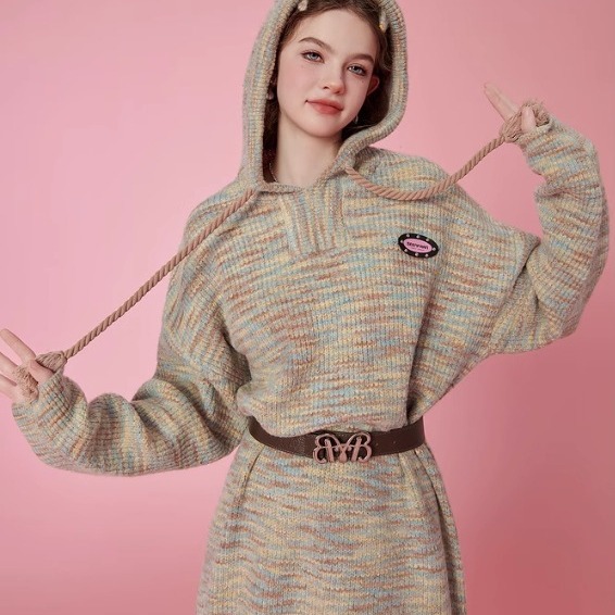 Őszi-téli kapucnis kötött pulóver ruha