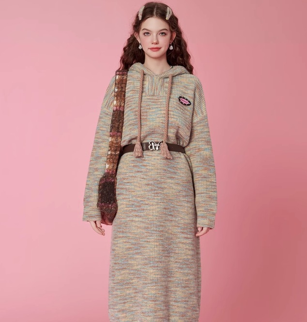 Őszi-téli kapucnis kötött pulóver ruha