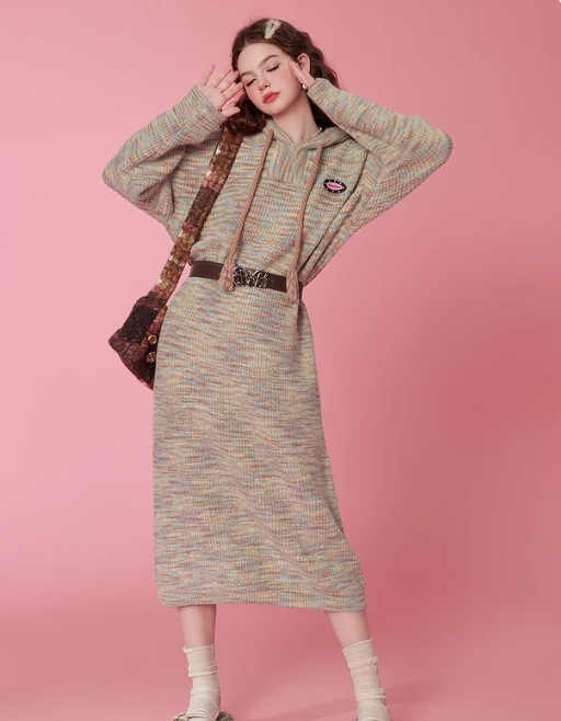 Őszi-téli kapucnis kötött pulóver ruha