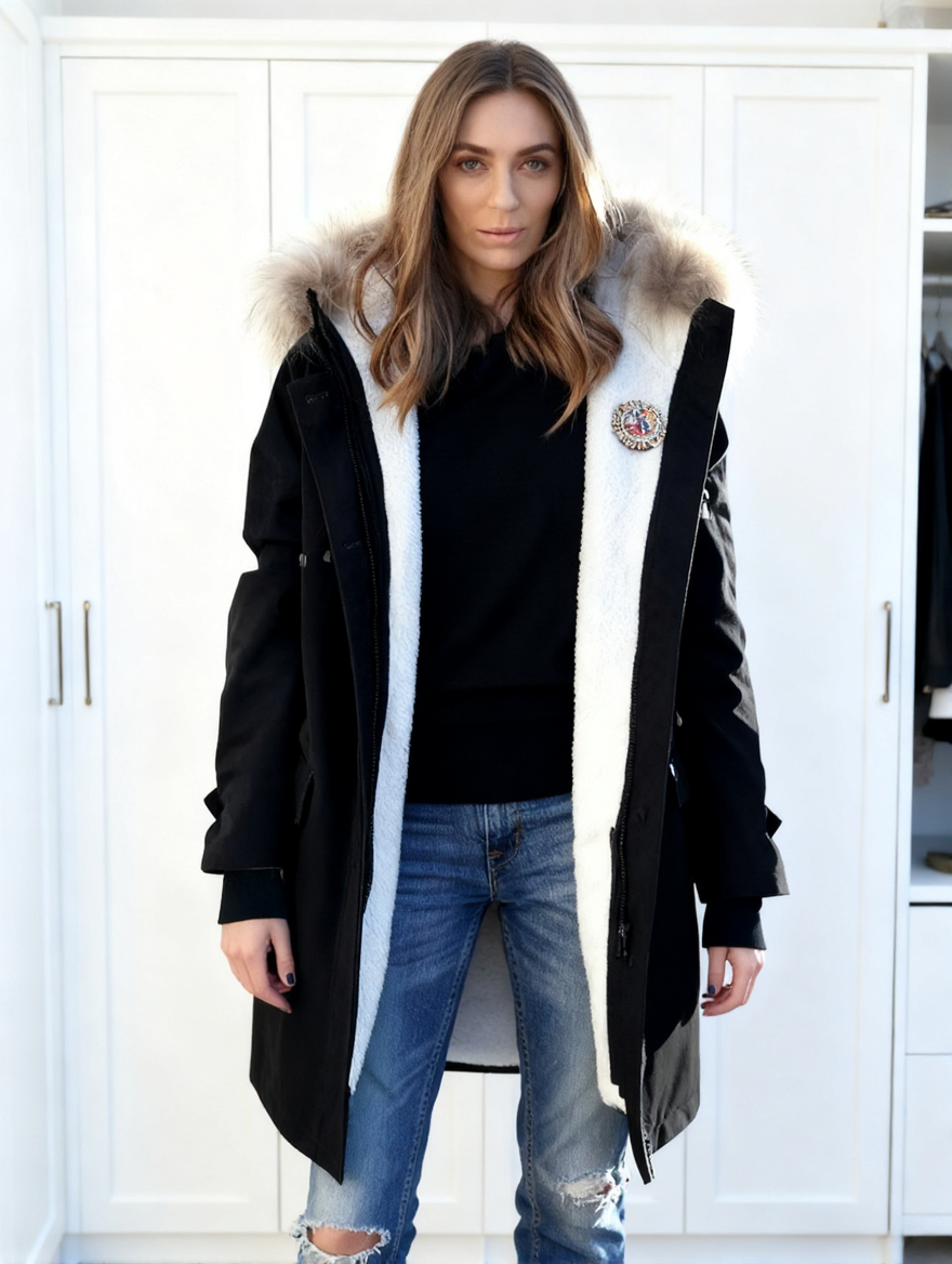 Női hosszú, kapucnis kabát szőrmegallérral