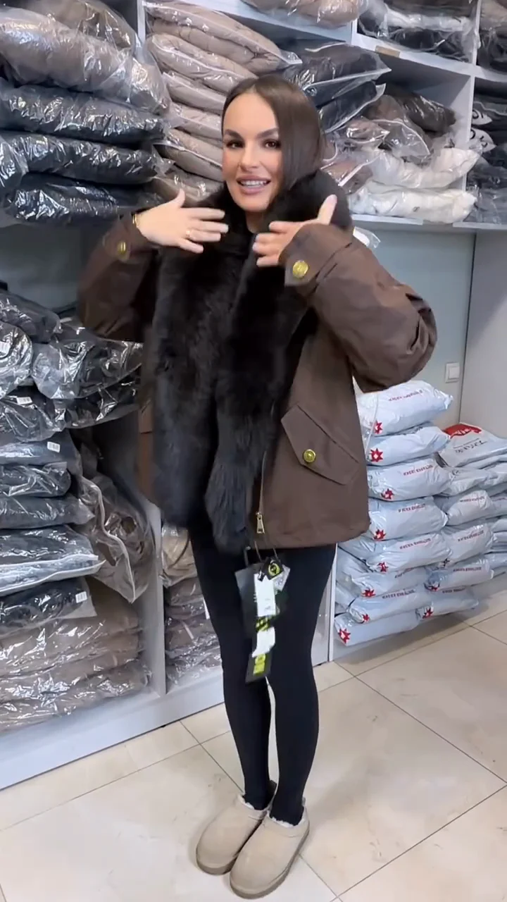 Plüss gallérral ellátott praktikus kabát