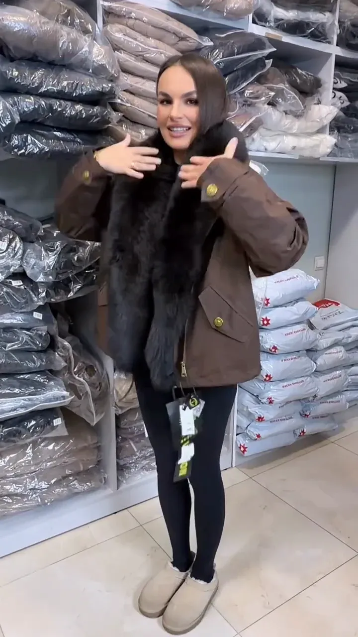 Plüss gallérral ellátott praktikus kabát