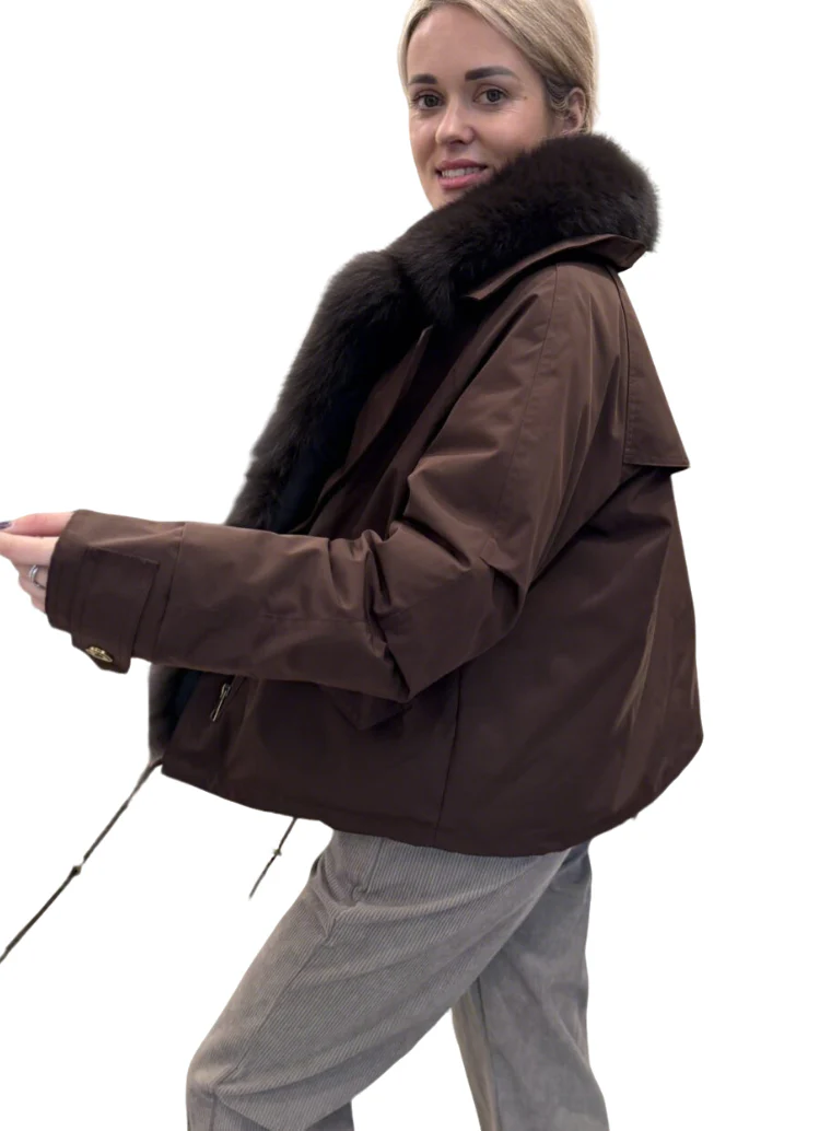 Plüss gallérral ellátott praktikus kabát