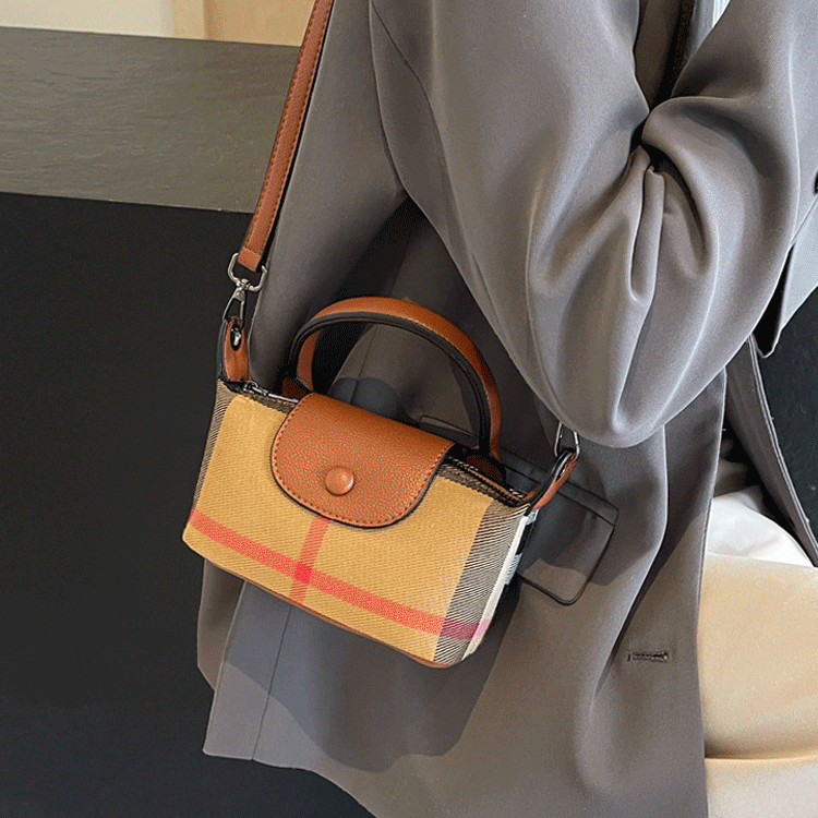 Stílusos csíkos kis válltáska