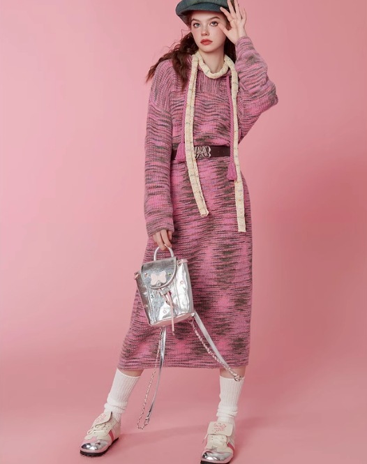 Őszi-téli kapucnis kötött pulóver ruha