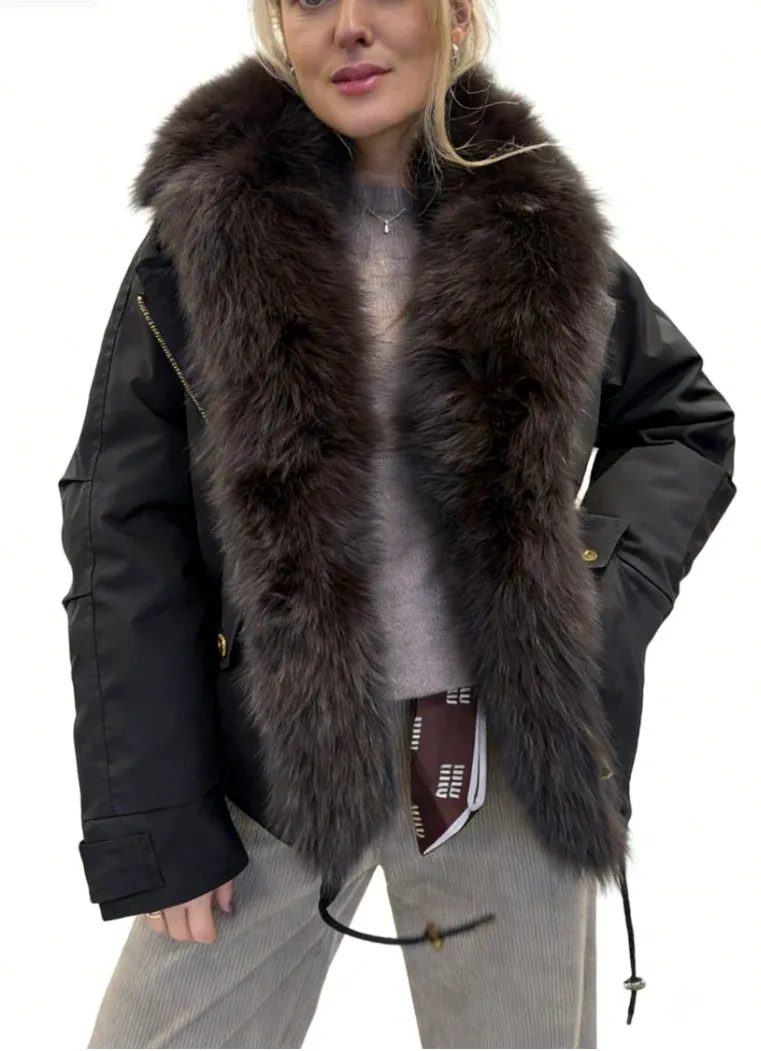 Plüss gallérral ellátott praktikus kabát