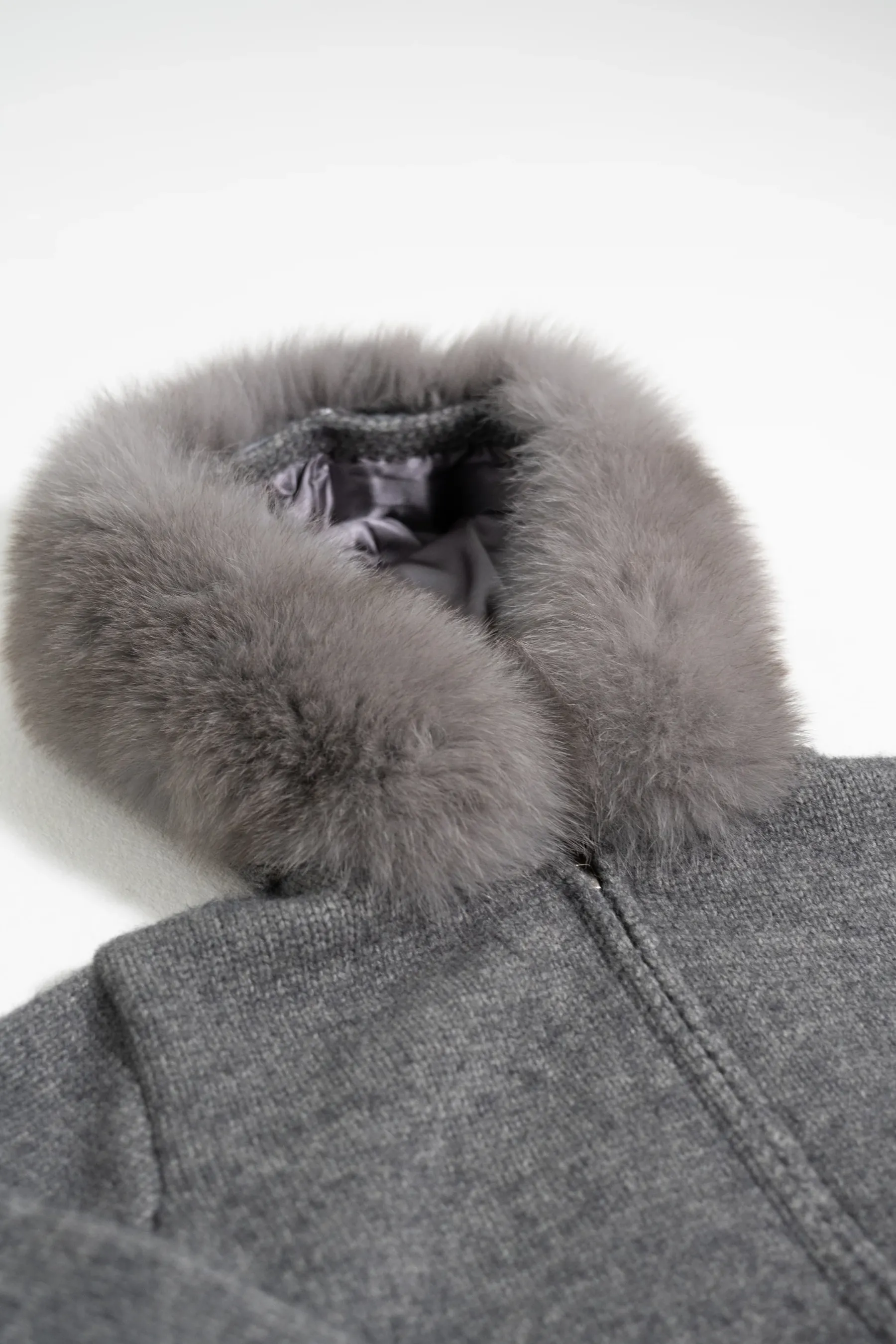 Elegáns női kapucnis plüssgalléros kabát