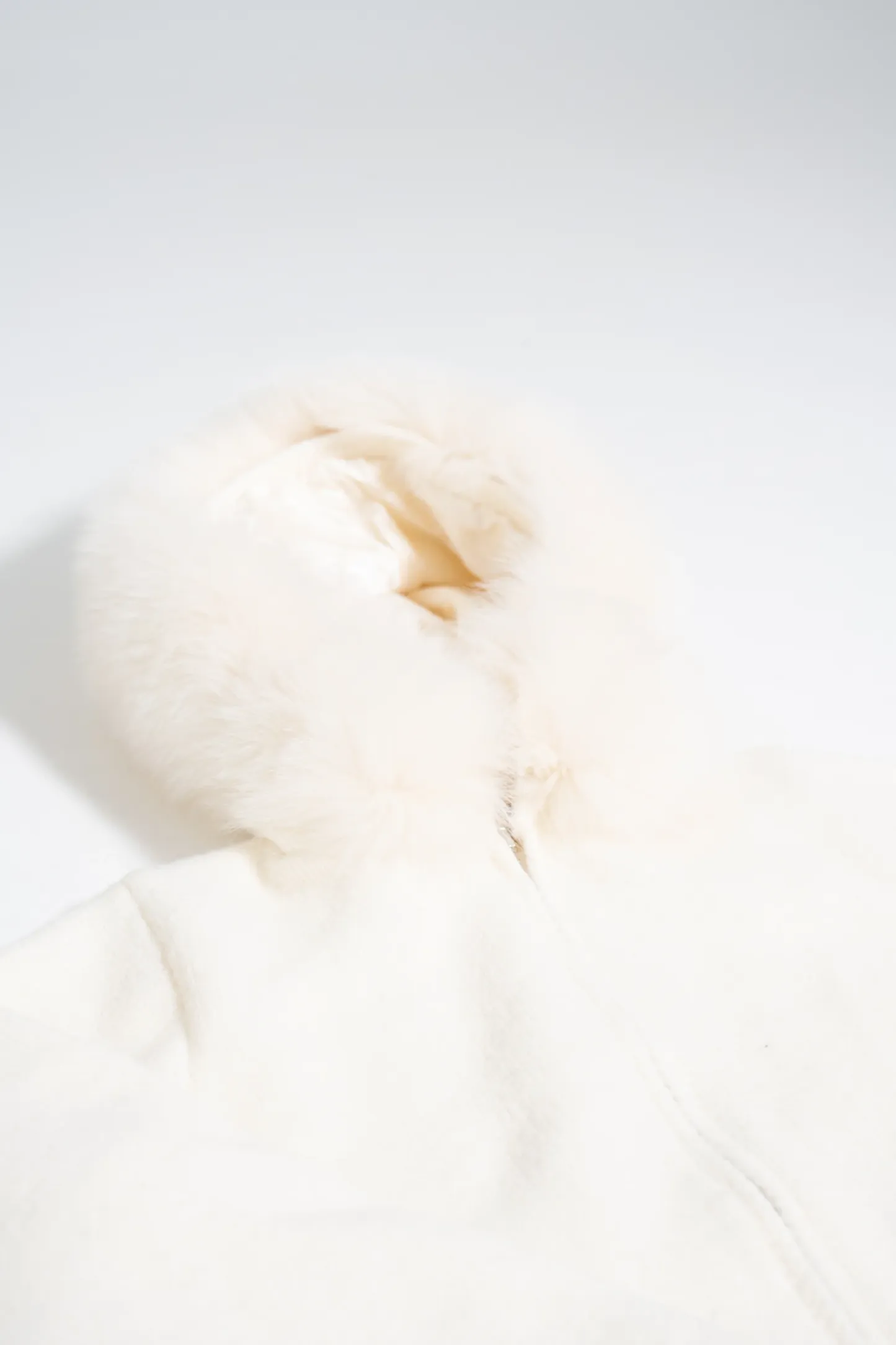 Elegáns női kapucnis plüssgalléros kabát