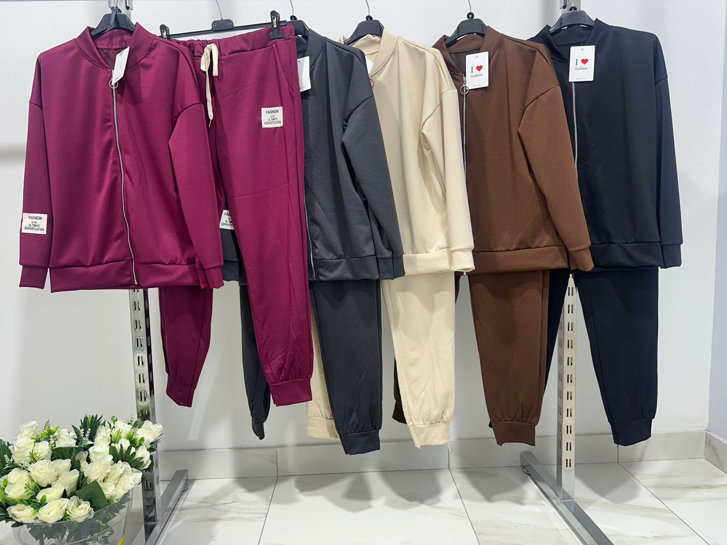 Egyszínű, kerek nyakú, cipzáras kabát és nadrág, kétrészes szett