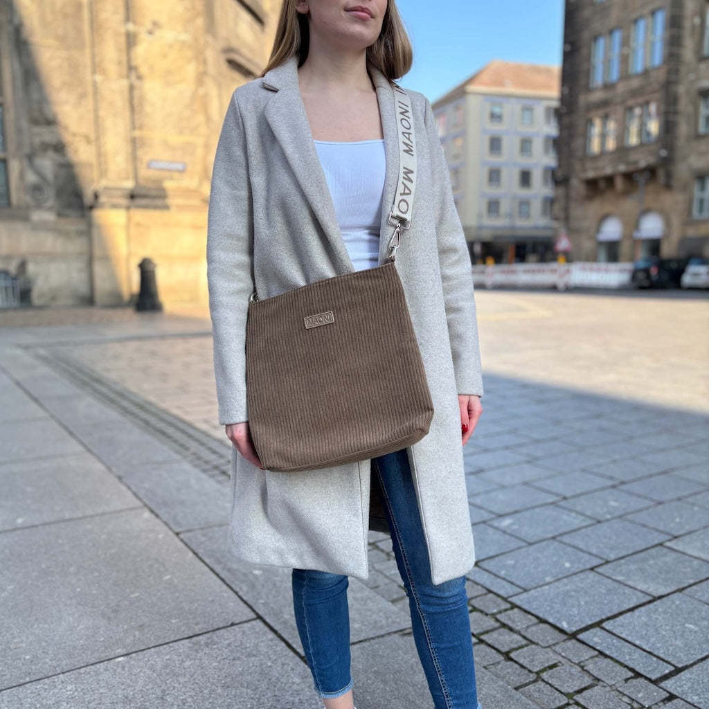 Nagy kapacitású gyapjú bársony láncos válltáska