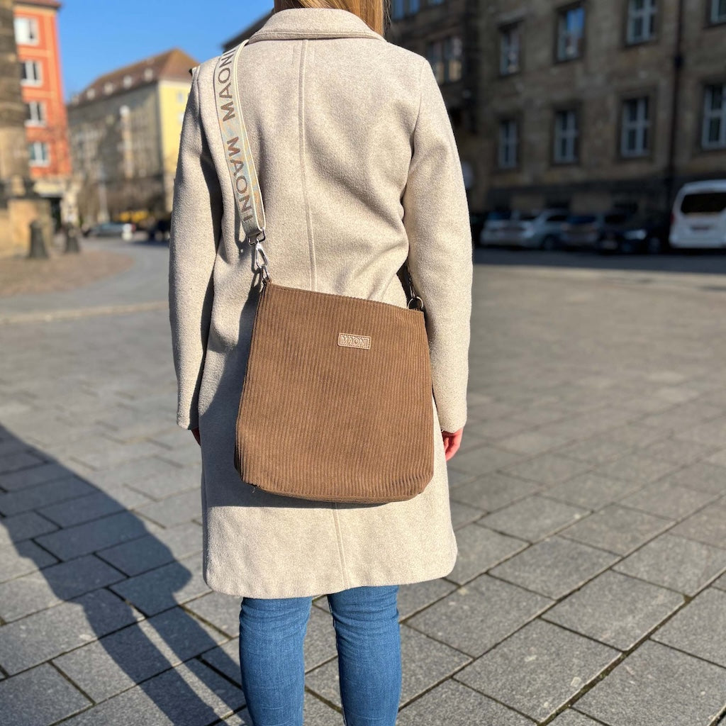 Nagy kapacitású gyapjú bársony láncos válltáska