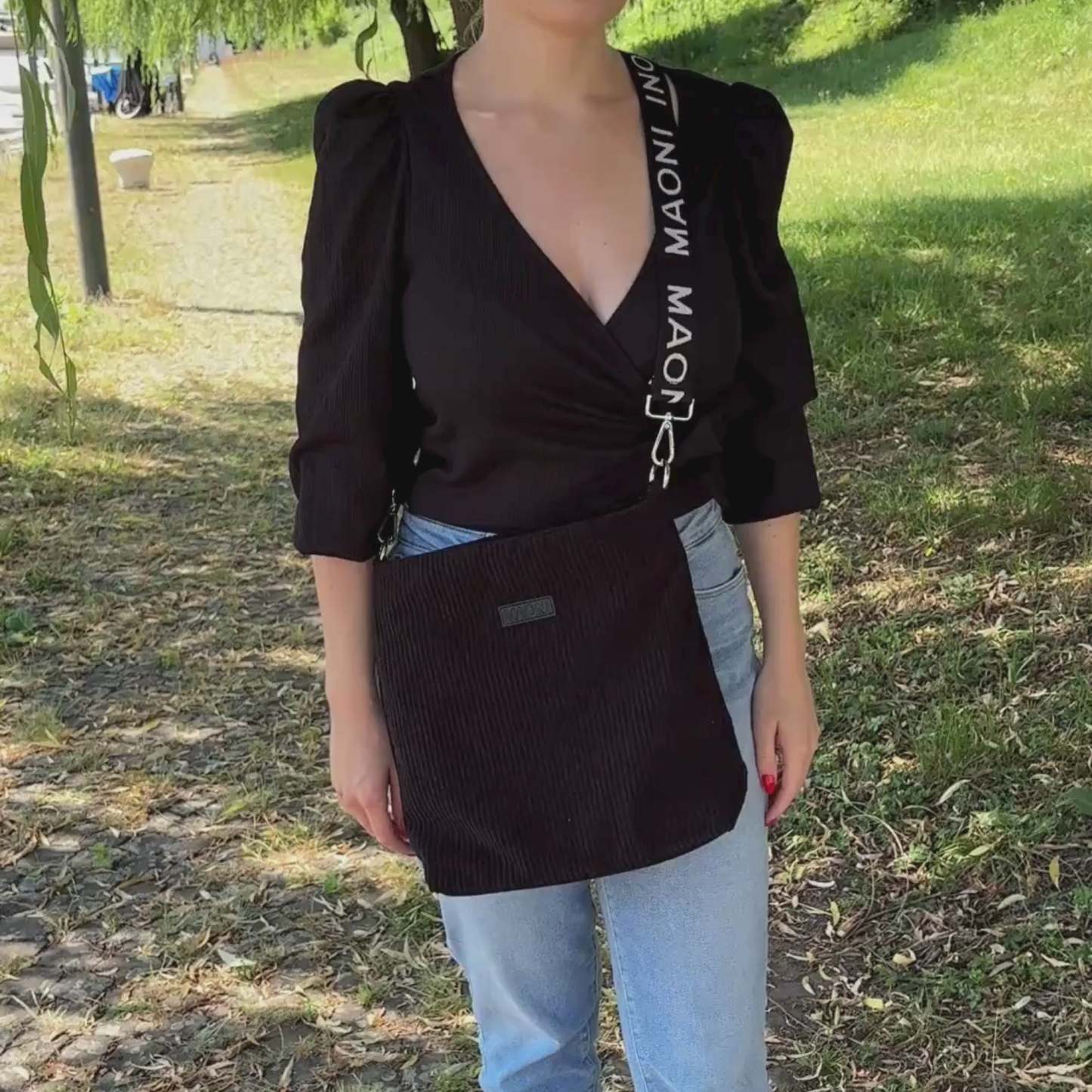 Nagy kapacitású gyapjú bársony láncos válltáska