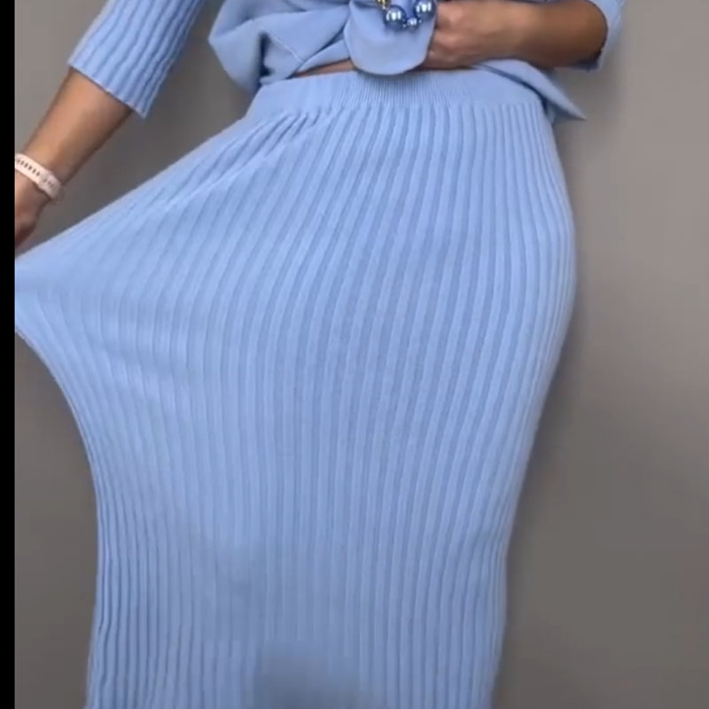 Elegáns, kétrészes szett, amely egy kötött pulóverből és egy midi szoknyából áll