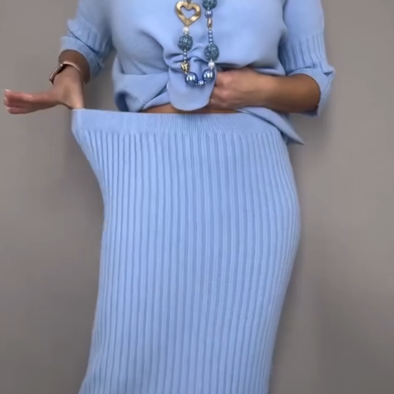 Elegáns, kétrészes szett, amely egy kötött pulóverből és egy midi szoknyából áll