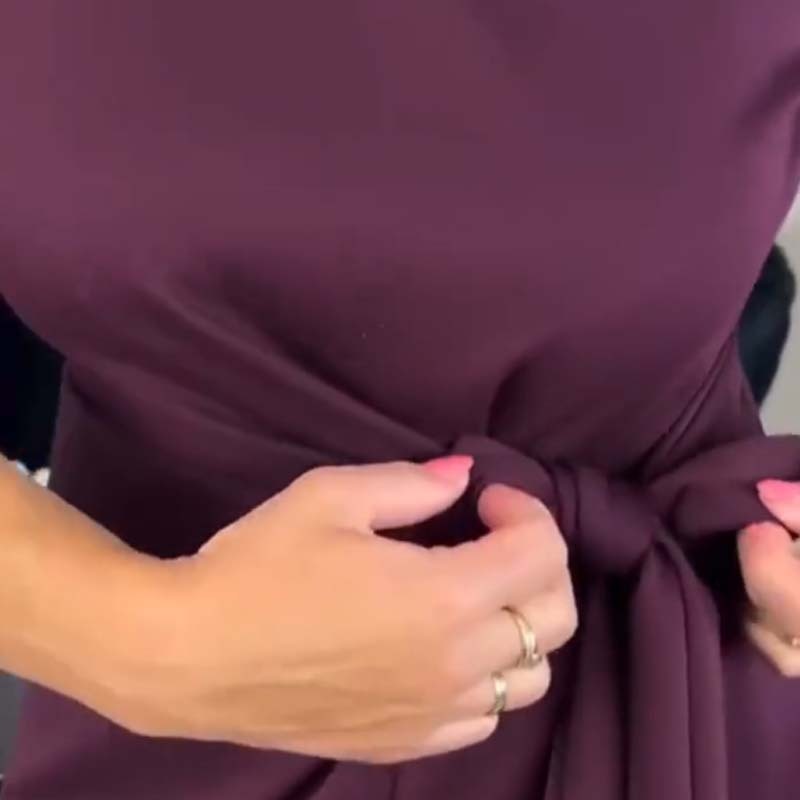 Elegáns, övvel díszített női ruha