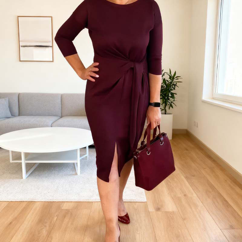 Elegáns, övvel díszített női ruha