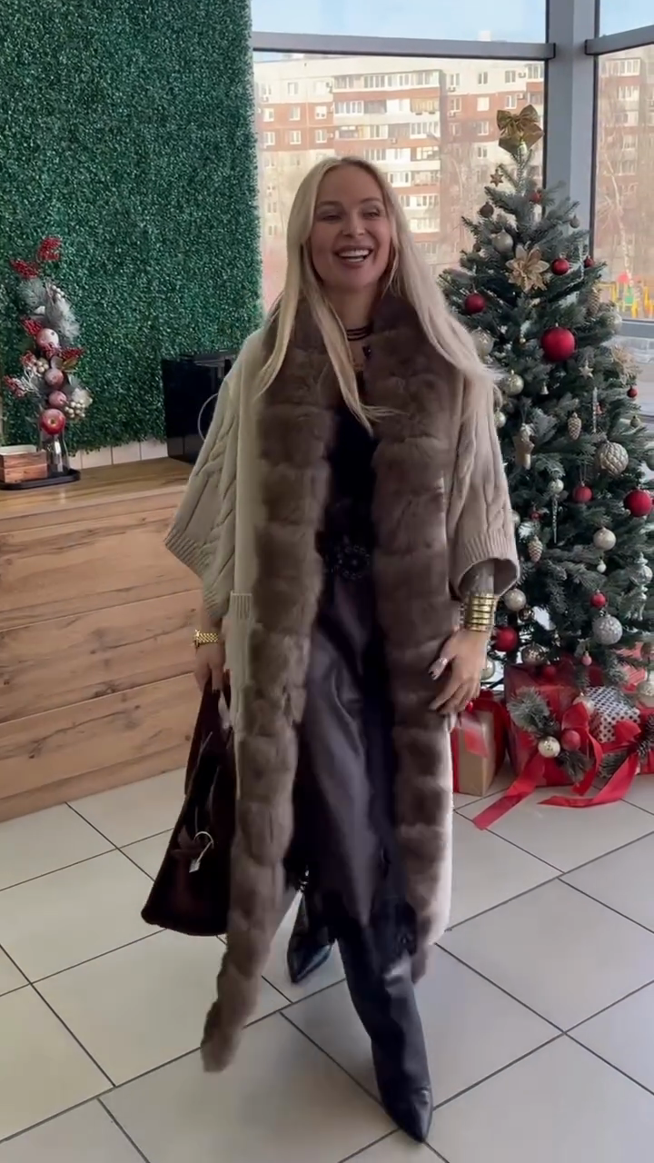 Női hosszú kötött sálkabát szőrmegallérral