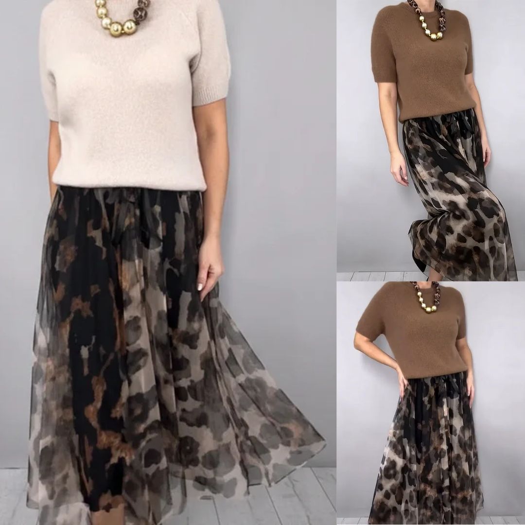 Kerek nyakú pulóver és leopárdmintás szoknyaöltöny