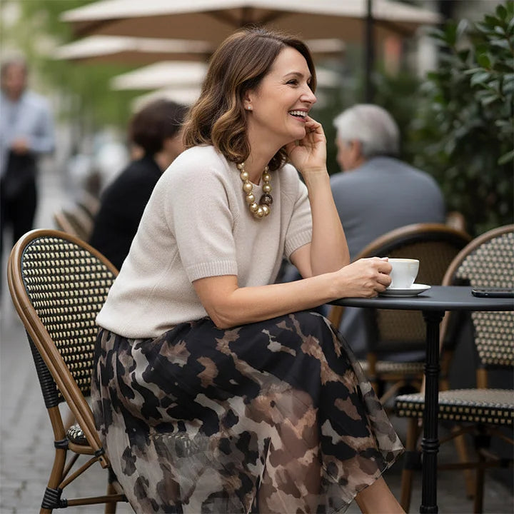 Kerek nyakú pulóver és leopárdmintás szoknyaöltöny