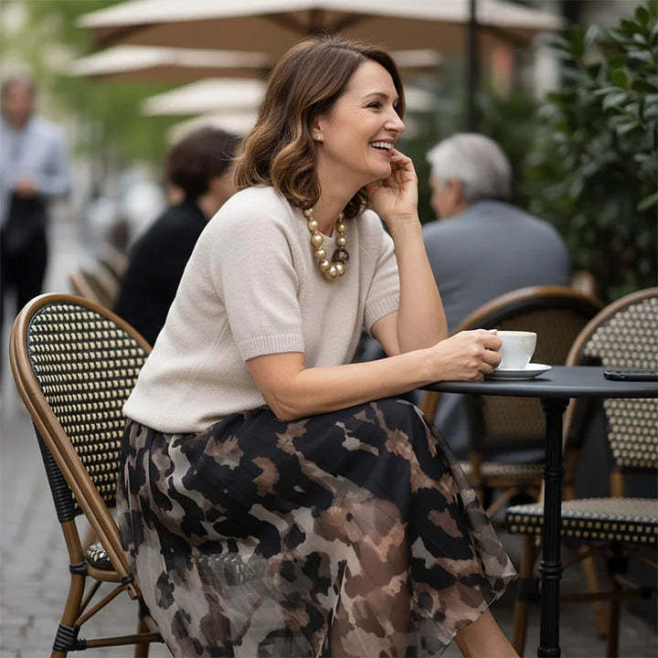 Kerek nyakú pulóver és leopárdmintás szoknyaöltöny