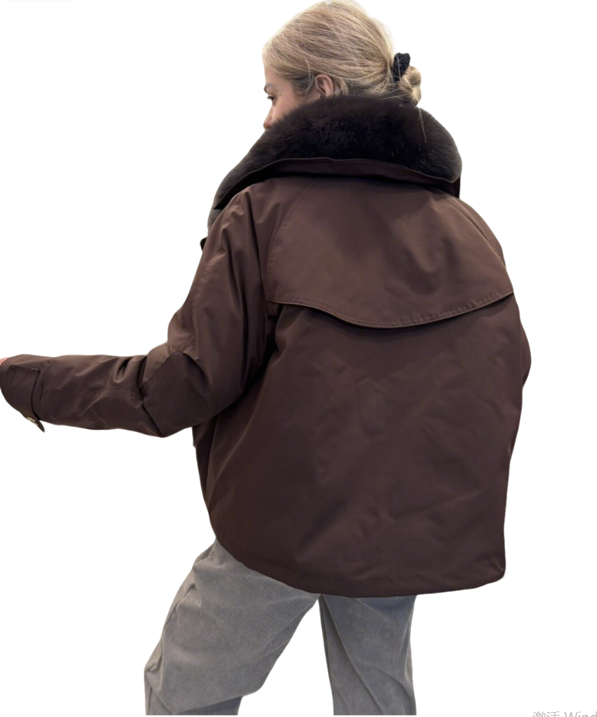 Plüss gallérral ellátott praktikus kabát