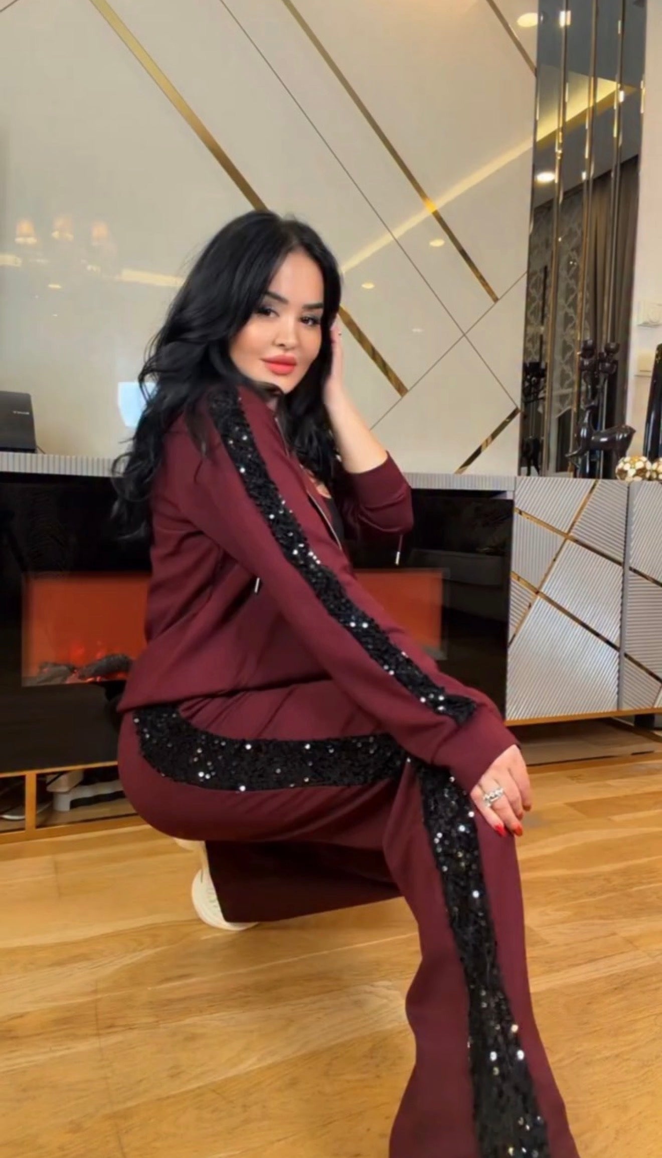 Egy bő szabású kapucnis kabát és magas derekú nadrág.