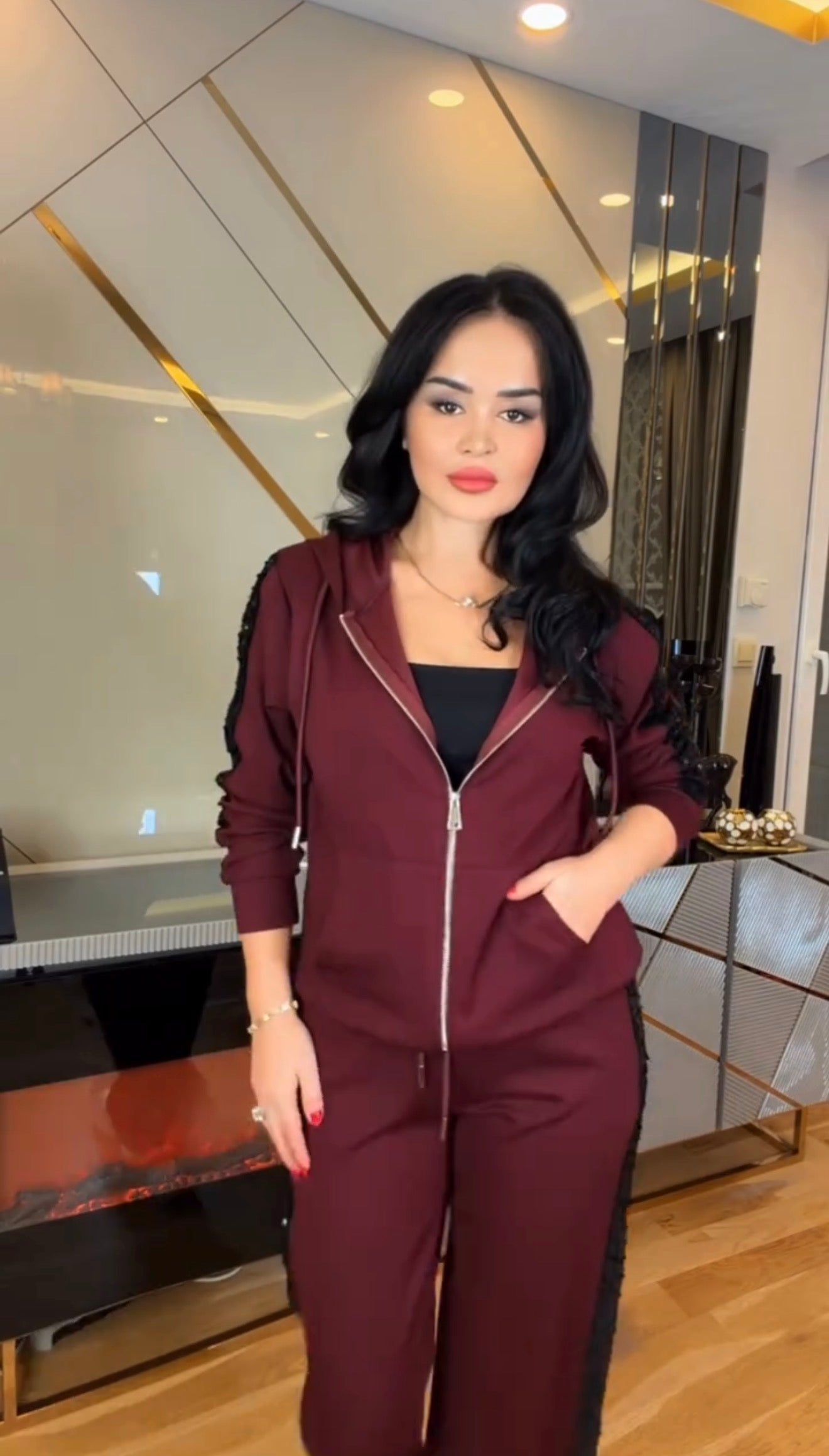 Egy bő szabású kapucnis kabát és magas derekú nadrág.