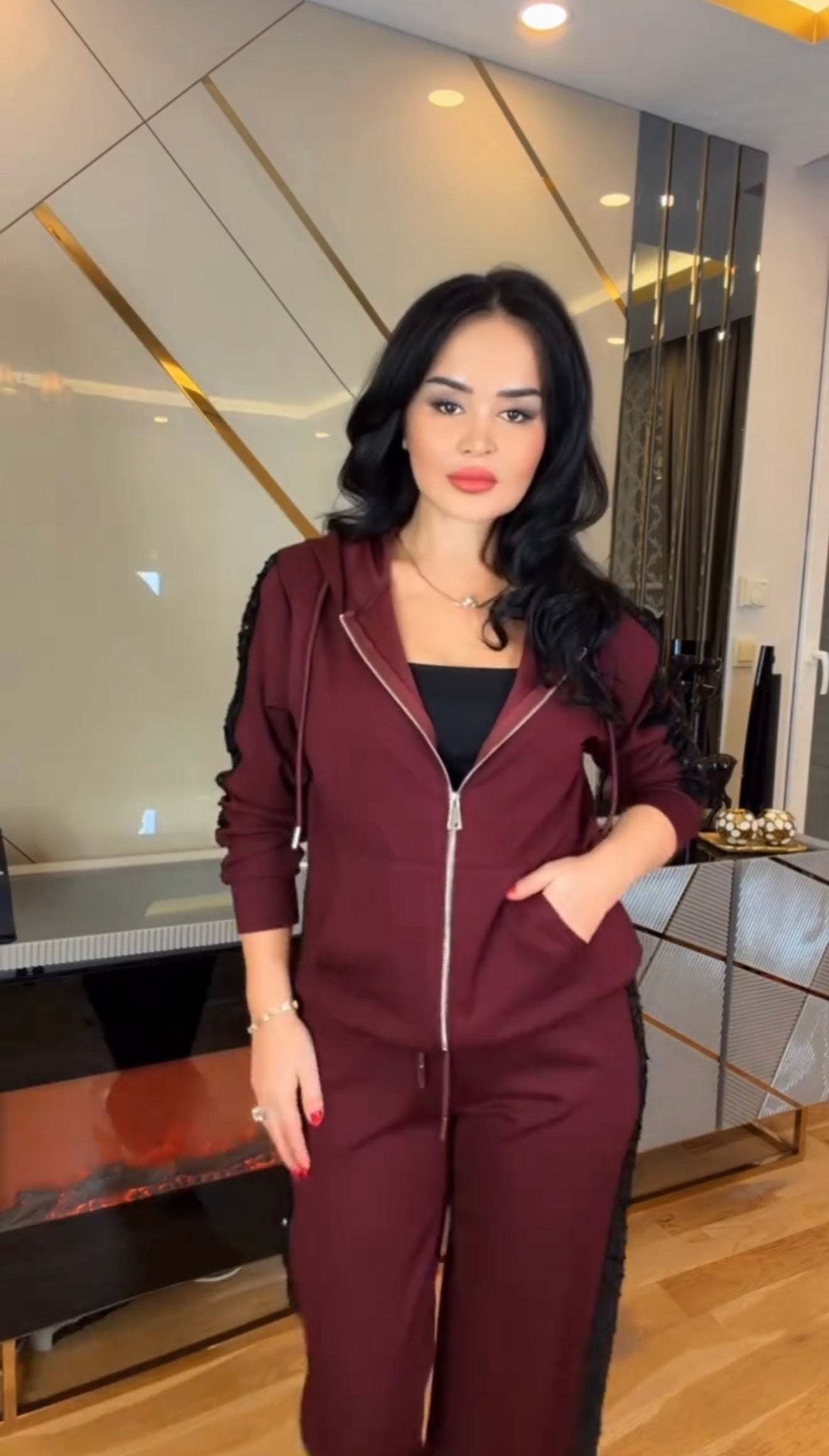 Egy bő szabású kapucnis kabát és magas derekú nadrág.