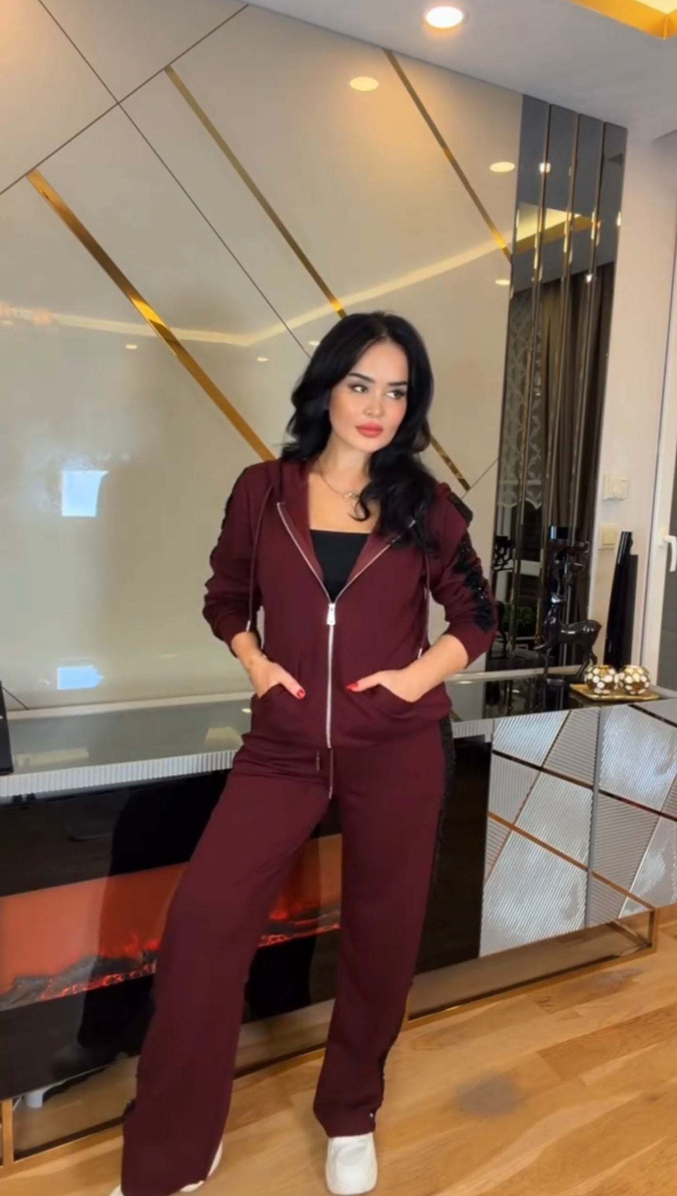 Egy bő szabású kapucnis kabát és magas derekú nadrág.