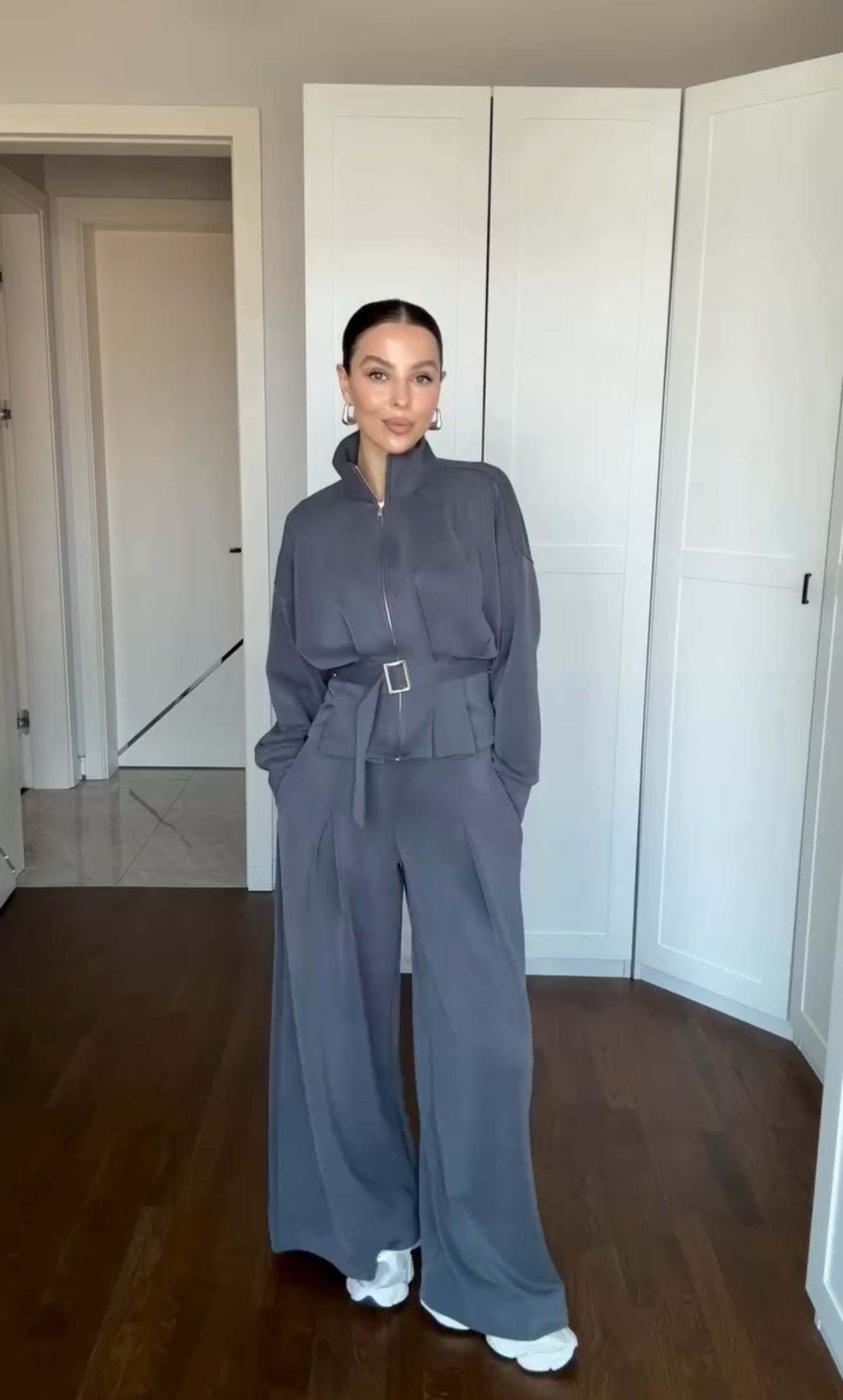 Egy lezser, öves kabát és magas derekú nadrág