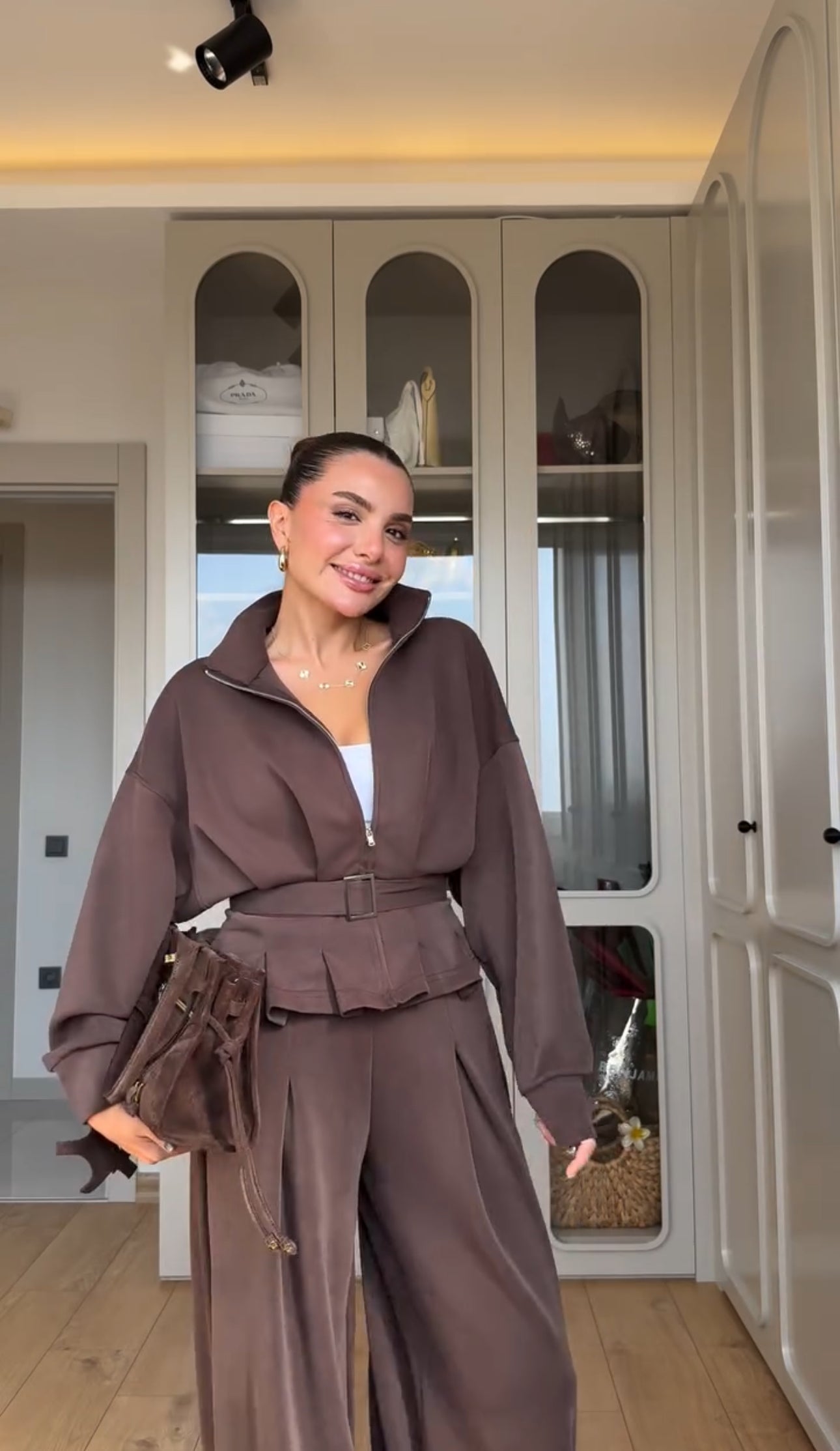 Egy lezser, öves kabát és magas derekú nadrág