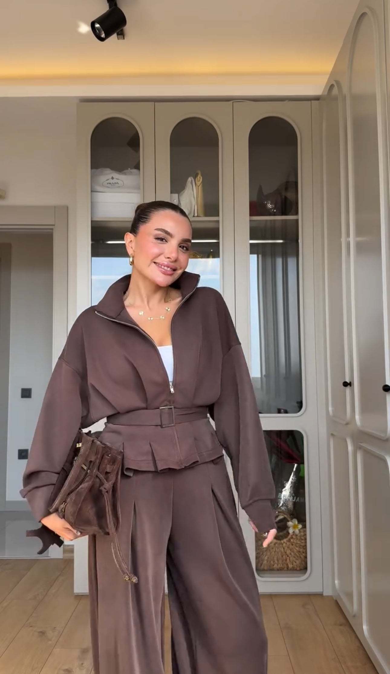 Egy lezser, öves kabát és magas derekú nadrág