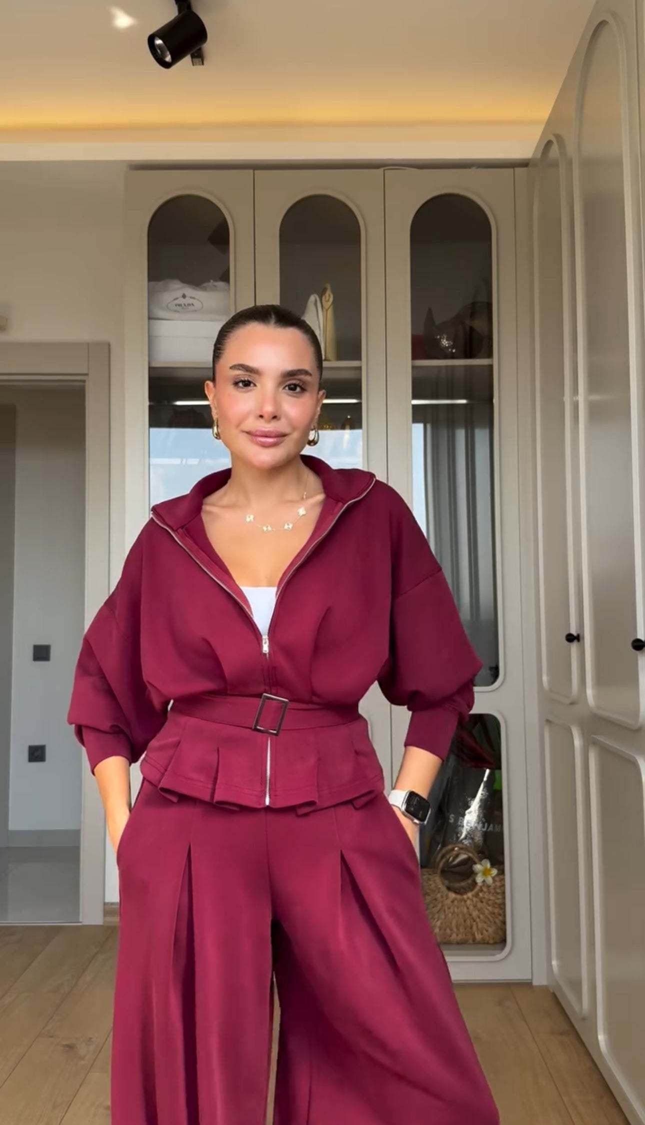 Egy lezser, öves kabát és magas derekú nadrág