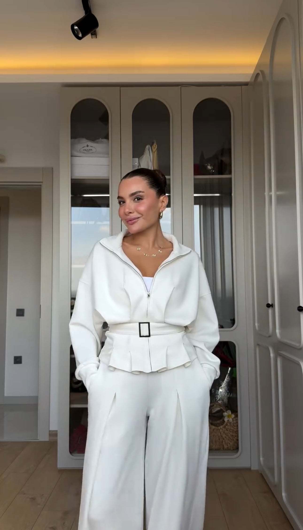 Egy lezser, öves kabát és magas derekú nadrág