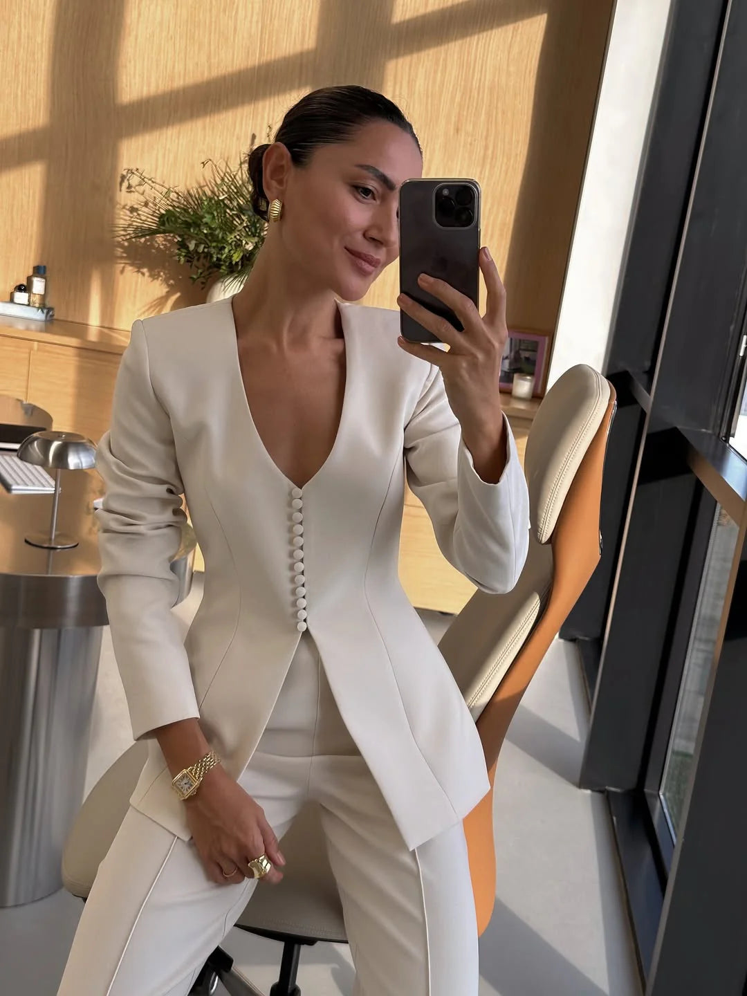 Klasszikus V-nyakú, szűkített szabású, kétrészes szett