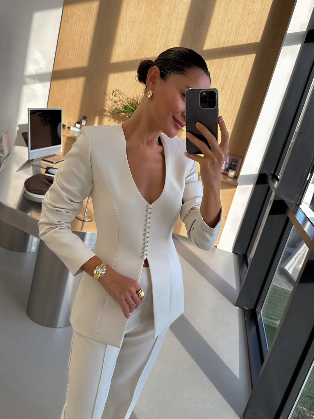 Klasszikus V-nyakú, szűkített szabású, kétrészes szett