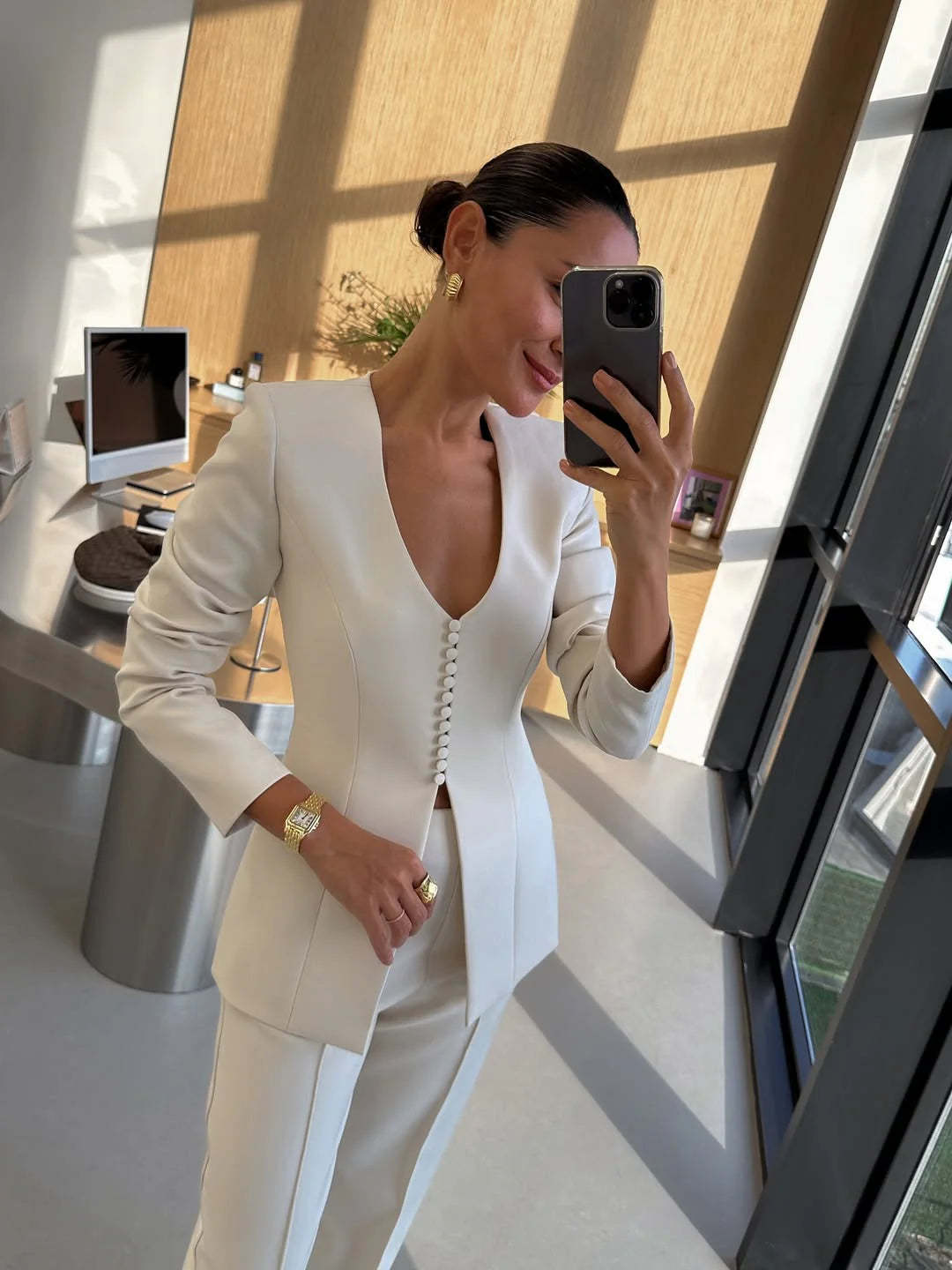 Klasszikus V-nyakú, szűkített szabású, kétrészes szett