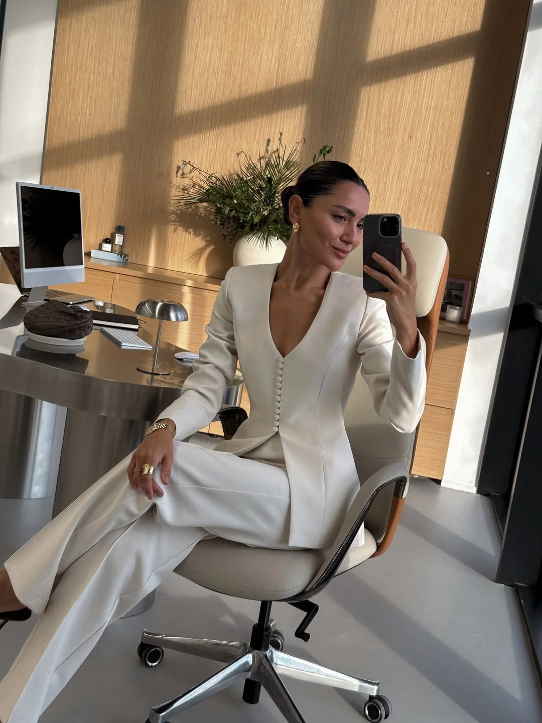 Klasszikus V-nyakú, szűkített szabású, kétrészes szett