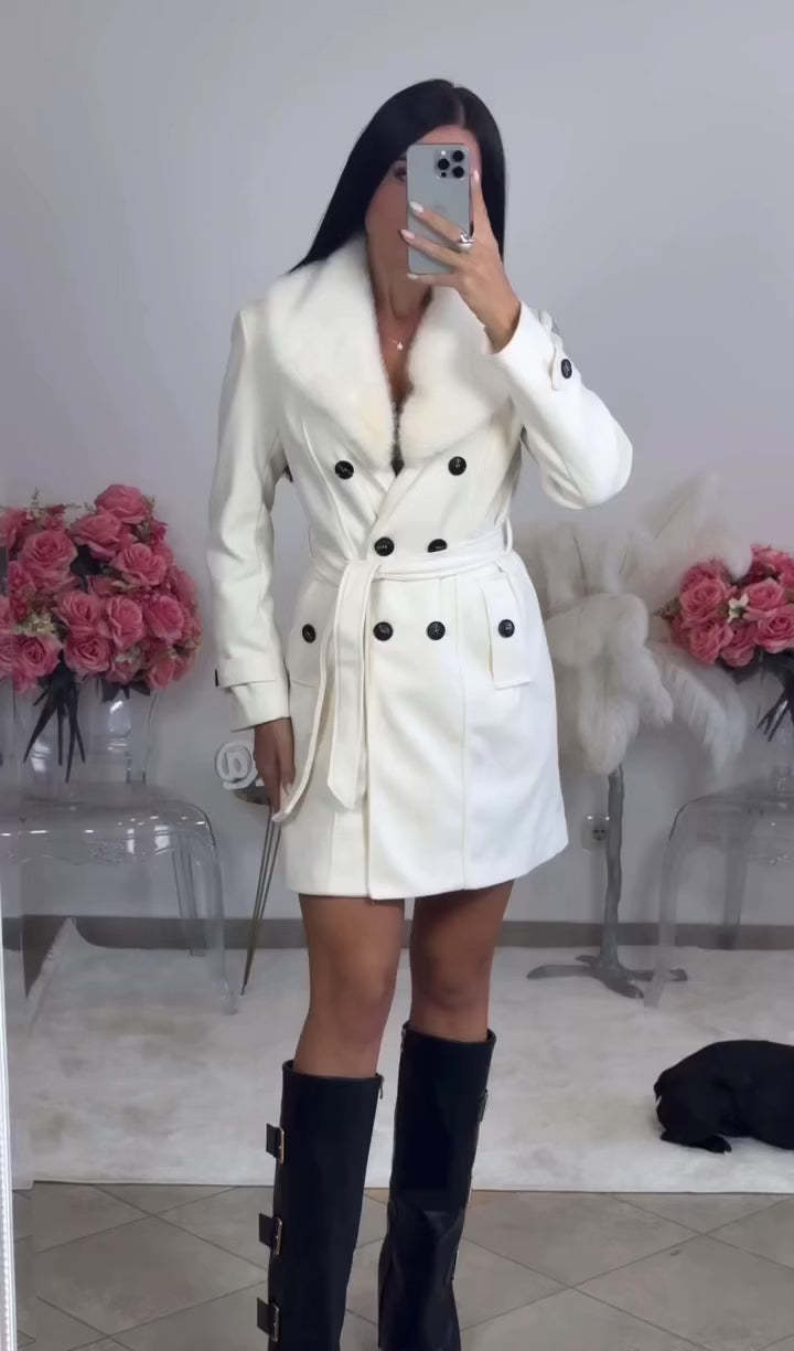 Női dupla soros kabát szőrmegallérral és övvel