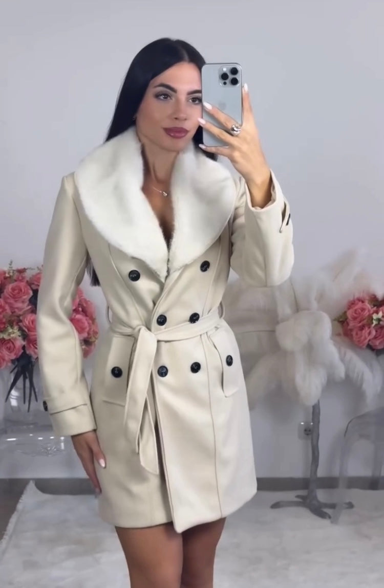 Női dupla soros kabát szőrmegallérral és övvel