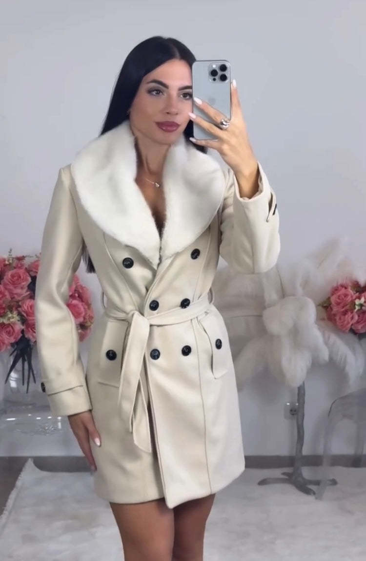 Női dupla soros kabát szőrmegallérral és övvel