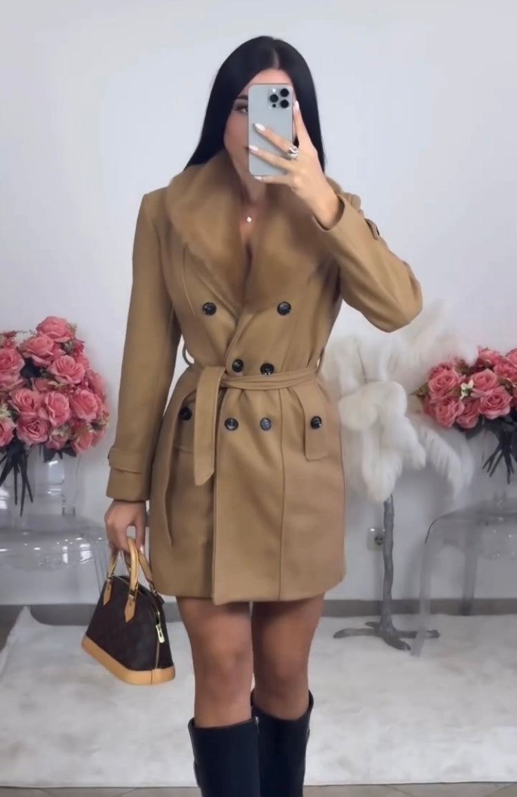 Női dupla soros kabát szőrmegallérral és övvel