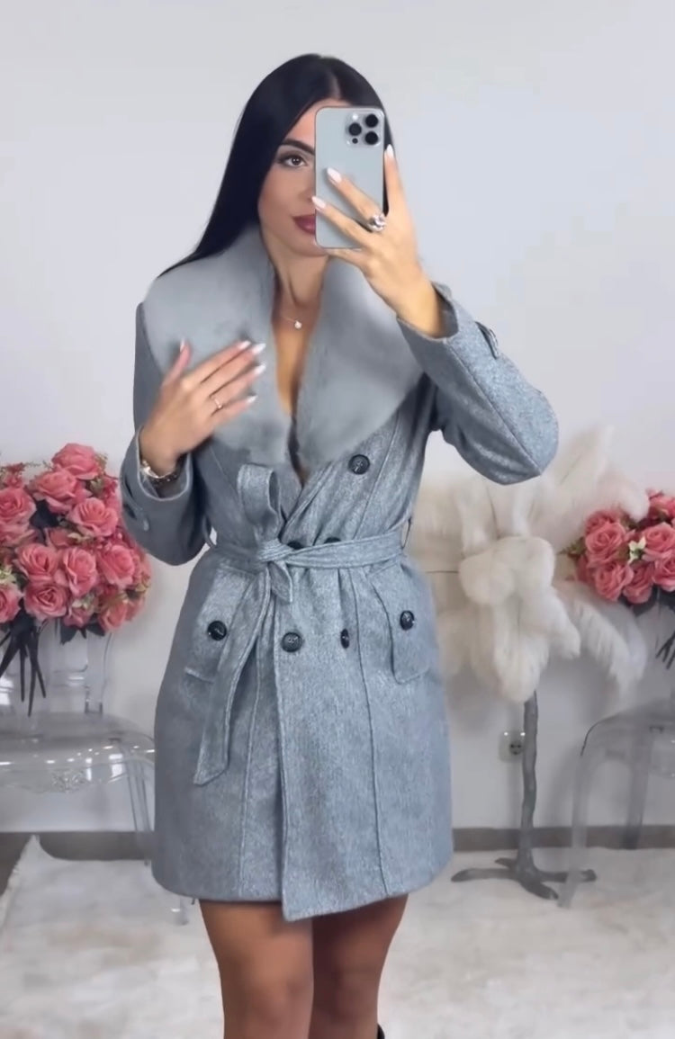 Női dupla soros kabát szőrmegallérral és övvel