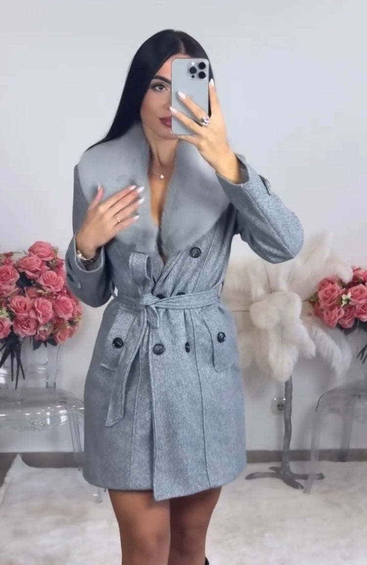 Női dupla soros kabát szőrmegallérral és övvel