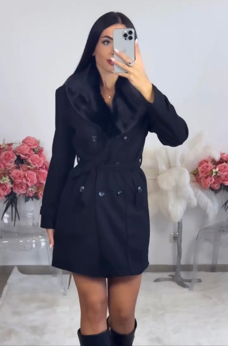 Női dupla soros kabát szőrmegallérral és övvel