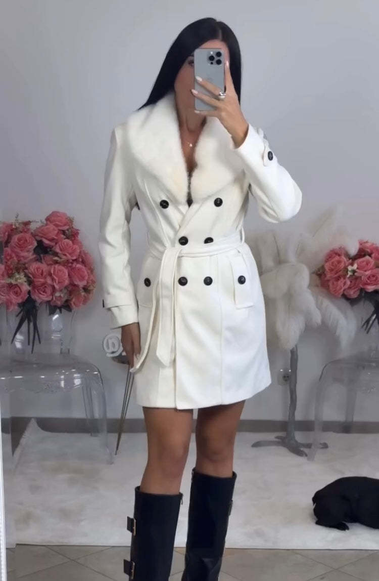 Női dupla soros kabát szőrmegallérral és övvel