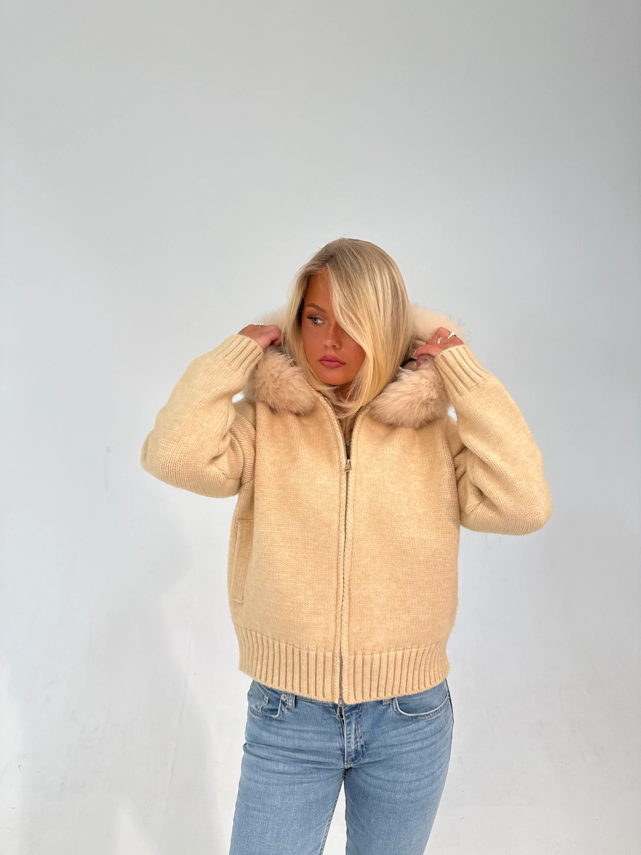 Elegáns női kapucnis plüssgalléros kabát