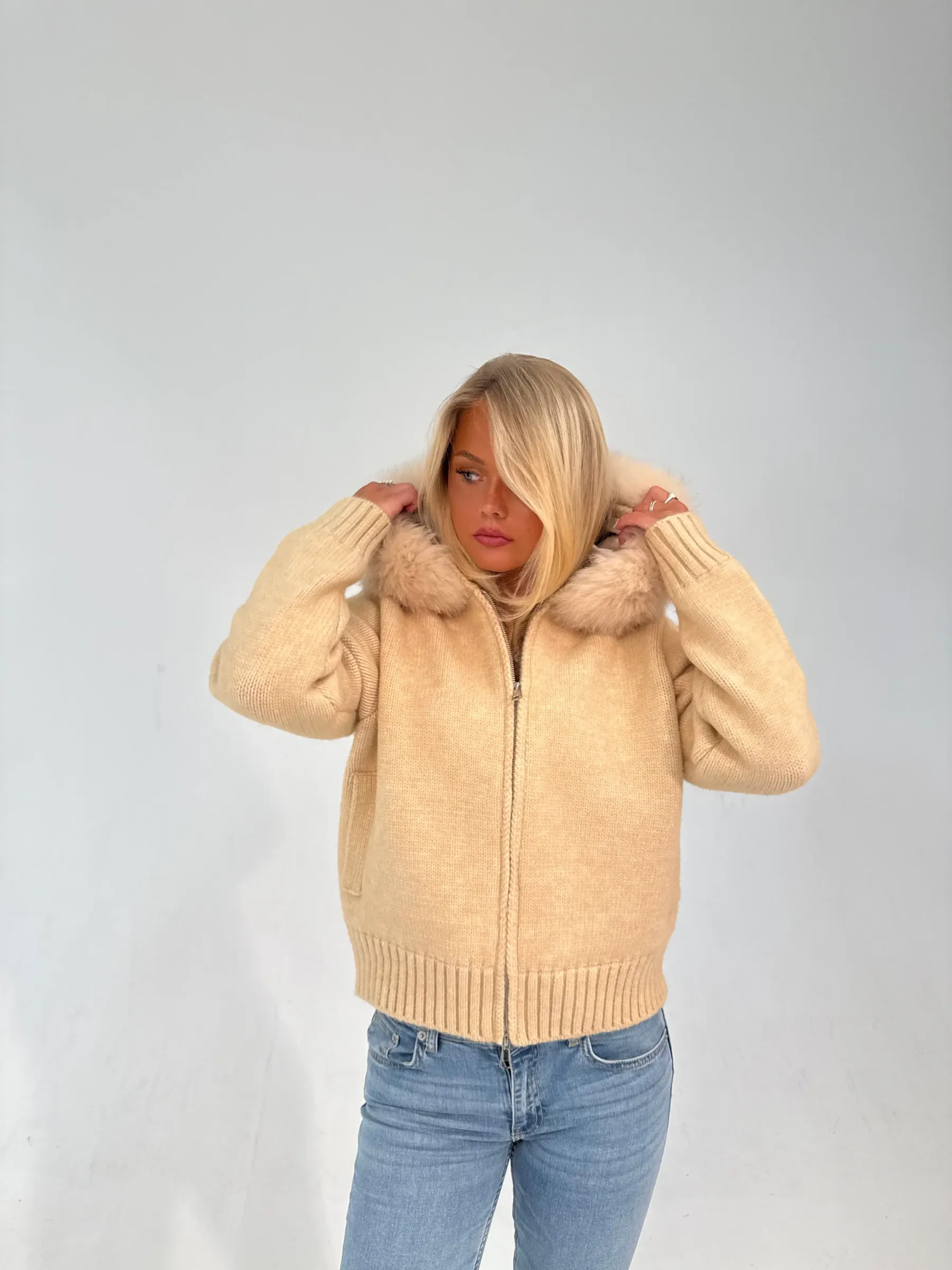 Elegáns női kapucnis plüssgalléros kabát